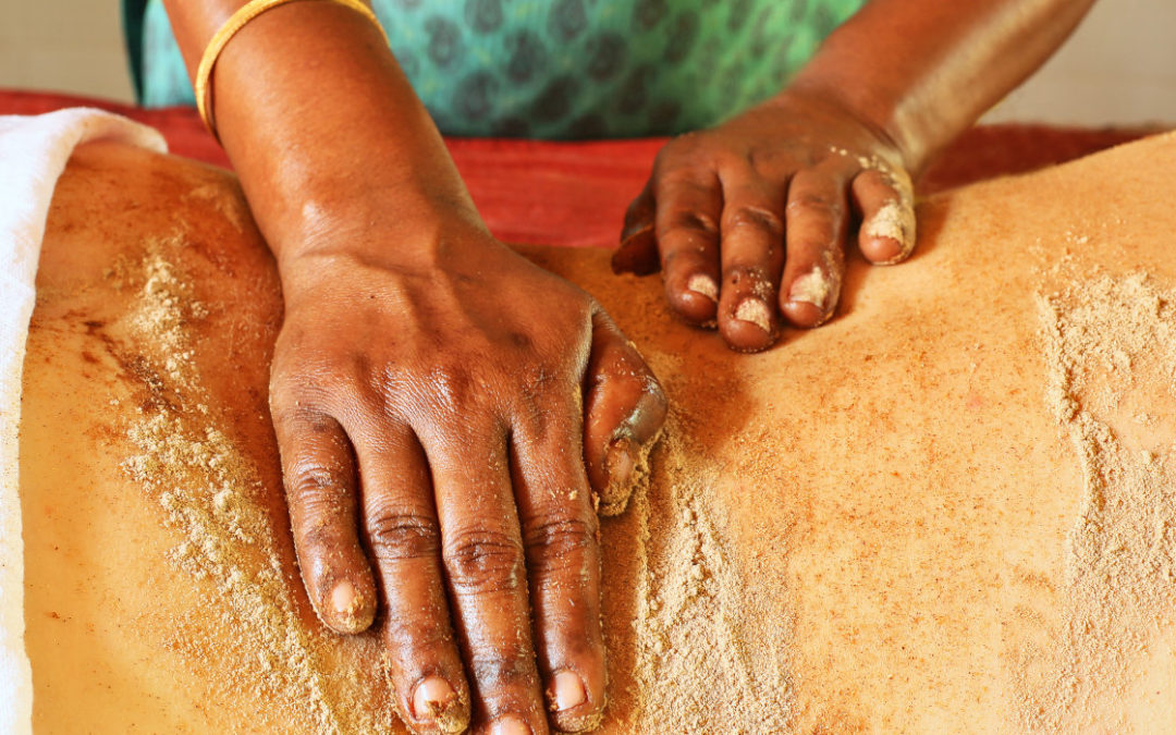 Massage mit warmem Pulver