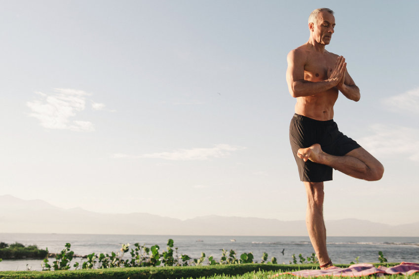 Muskelöser, fitter Senior macht Draußen-Yoga in der Morgensonne