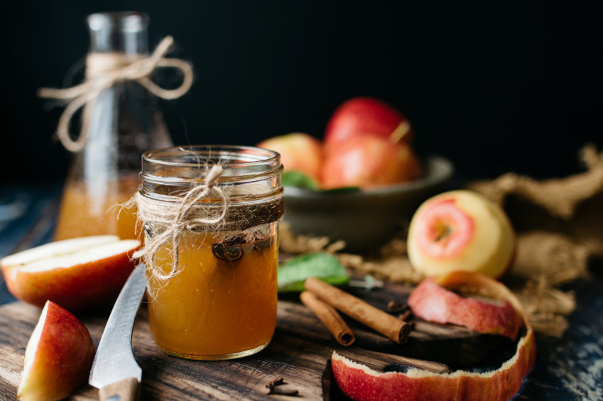 Das Bild zeigt verschiedenen Erzeugnisse aus frischen Äpfeln, wie Cider und Chutney.