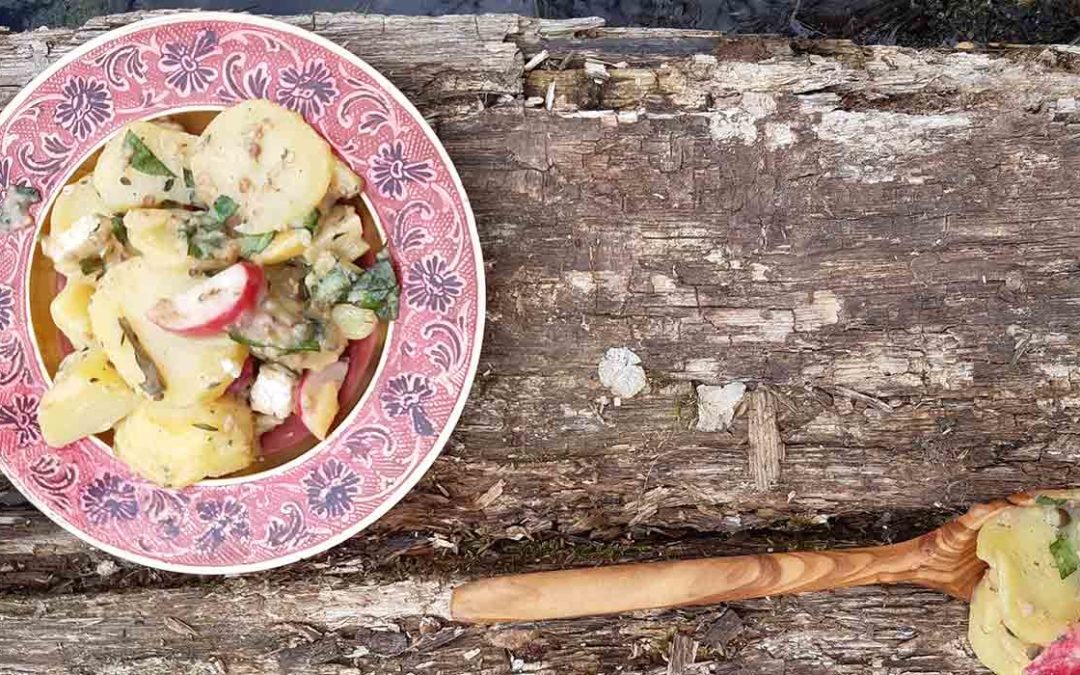 Ayurvedischer Kartoffel-Löwenzahn-Salat, der nach Frühling schmeckt