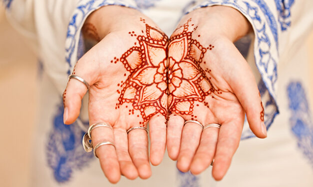 Mehndi – Die magische Kunst der Henna-Bemalung